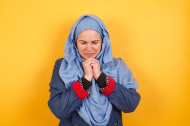 Orta yaşlı, tesettürlü, üzgün bir müslüman kadın evde tek başına vakit geçirirken kendini üzgün hissediyor.. 