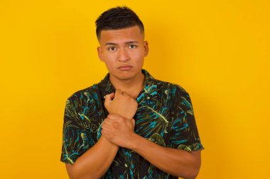 Üzgün İspanyol adam evde tek başına vakit geçirirken üzülüyor. Yakışıklı, genç, İspanyol bir erkek. Mutsuz ve pişmanlık dolu bir şekilde kameraya bakıyor..