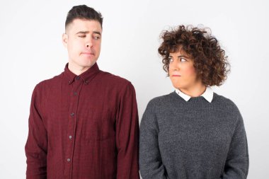 Şaşırmış çift dudak kıvrımlarının fotoğrafı ve endişeli bir bakış, önünde korkunç bir şey görüyor, beyaz arka planda izole edilmiş