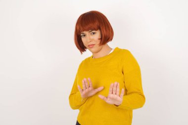 Tecrit edilmiş güzel bir kız korku ve dehşete kapılmış ve tiksindirici bir ifade iki elinle hareket etmeyi bırak ve orada kal de. Panik konsepti