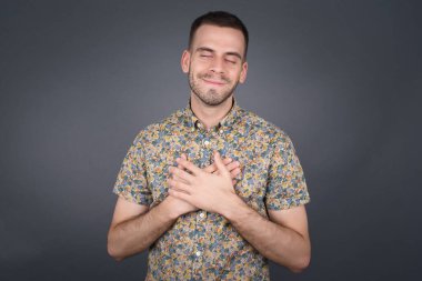 Sadık bir adam gözlerini kapatır ve ellerini kalbine yakın tutar. Nezaketini ya da iyiliğini gösterir. Samimi duygularını ifade eder.. 