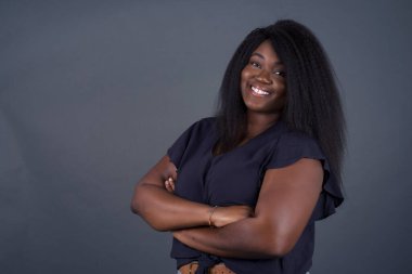  Stüdyoda poz veren güzel Afrikalı Amerikalı kadın. 