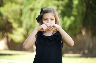 Gayri resmi giyinen genç, güzel esmer kız olumsuz işaret vererek kızgın yüz ifadesini reddediyor..