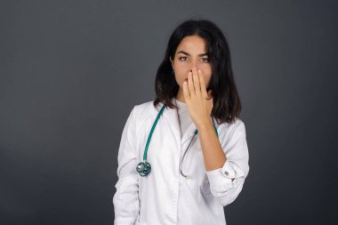 - Evet. Sanırım ben söyledim! Beyaz önlüklü doktor kadının portresini kapat, ağzını elle kapat, parlak arkaplanda izole edilmiş büyük gözlerle kameraya bak..