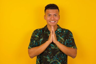 İspanyol 'un yatay portresi avuç içlerini bir arada tutuyor, mutlu bir ifadesi var. Çekici bir erkek merhamet diliyor. Umutlu genç yetişkin.