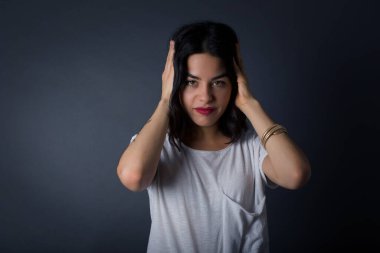 Elleriyle kulaklarını tıkayan bir kadın hard rock ya da yüksek sesle müzik dinlemek istemiyor. Avrupalı genç bir kadın gürültüyü ya da gürültüyü görmezden geliyor ya da elleriyle kulaklarını kapatıyor sokakta yüksek seslerden kaçınıyor. 