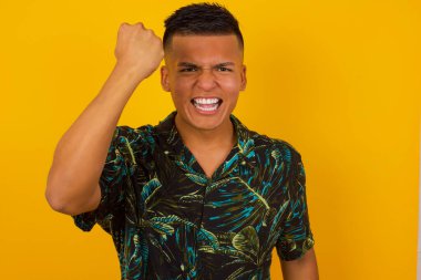 Vahşi, kendine güvenen İspanyol bir adam, sanki dövüşmeye ya da meydan okumaya hazırmış gibi, bağırıyor ve yüzünde agresif bir ifade var. Arkaplanda izole edilmiş.