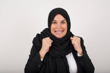 İnsan yüzü ifadeleri ve duyguları. Siyah tesettürlü, çaresiz müslüman bir kadının portresi paniğe kapılmış görünüyor, ellerini yüzüne yakın tutuyor, ağzı sonuna kadar açık. Umutsuzluk ve şok içindeki bir kadın