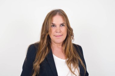 Şaşırmış beyaz kadın fotoğrafı dudaklarını kıvırır ve endişeli bakar, önünde korkunç bir şey görür, beyaz arka planda izole edilmiş.