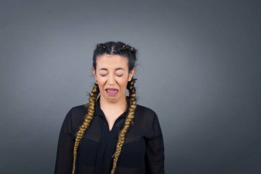 Kızgın, tatminsiz bir kadın iğrenç bir ifadeye sahiptir. Çünkü çekici olmayan bir şey görür. Surat asar, gri arka planda izole olur. Güvensizlik ve nefret