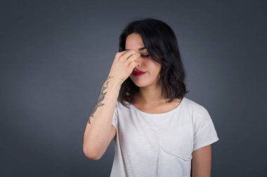 Çok üzgün, çekici, hoş bir kadın. Burnuna dokunuyor, dışarıda dikiliyor, ağlamak istiyor, stresli bir ilişkisi var, sevgilisiyle anlaşmazlık yaşıyor, işiyle ilgili sorunları var.