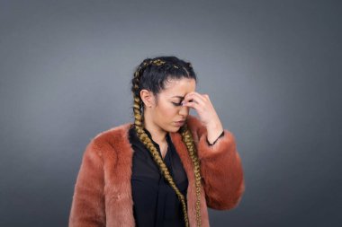 Çok üzgün, çekici, güzel bir kadın burnuna dokunuyor, ağlamak istiyor, stresli bir ilişkisi var, yorgun, işiyle ilgili sorunları var.