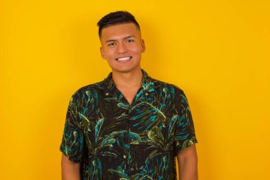 Çekici, başarılı İspanyol bir adamın portresi, kendinden emin bir ifadeyle gülümsüyor. 