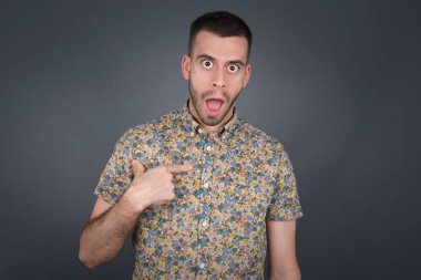 Şaşırmış yakışıklı adamın sersemlemiş olması, kendini parmağıyla göstererek 