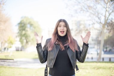 Parktaki genç, güzel, şaşkın kadın. 