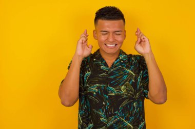 Kazanmak zorundayım. Neşeli İspanyol adam dişlerini sıkar, parmaklarını çapraz yapar, arzulanan dilekleri yapar, yuvarlak gözlük takar ve günlük giysiler giyer, iyi haberleri bekler, duvarın üzerinde durur.