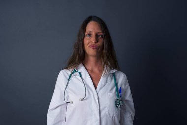 Komik komedyen gözlerini şaşı yapar, garip bir ifadeyle tek başına eğlenir, dudaklarını buruşturur, suratını buruşturur, tüm gün sonra aptalca şeyler yapar..