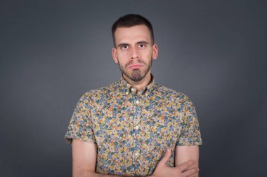 Üzgün, çaresiz, kederli, gözyaşları içinde, kederli bir adamın güzel yüzü. Acı ve depresyon çekiyor. Gri arka planda, kederli bir yüz ifadesi ve duygu konseptiyle izole edilmiş..