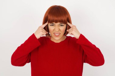  Başarısını ve zaferini kutlayan genç bir kadın yumruklarını neşeyle sıkar. Hedeflerine ve amaçlarına ulaşmaktan mutlu olan şapkalı şanslı bir kadın. Olumlu duygular, duygular.