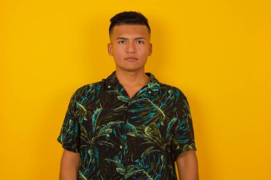 Neşeli İspanyol adamın belden yukarısını çek kameraya bak, bir şey düşün. İki kolunu da indir, tarafsız yüz ifadesi.. 