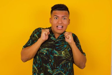 İnsan yüzü ifadeleri ve duyguları. Paniğe kapılmış genç, çaresiz İspanyol bir adamın portresi. Ellerini yüzüne yakın tutuyor, ağzı sonuna kadar açık. Umutsuzluk ve şok içindeki bir erkek