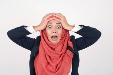 Korkunç, stres, şok. Güzel Müslüman bir kadının portresi siyah ceket giyer ve tesettürlü kafa tokuşturur. İnsani duygular, yüz ifadesi kavramı. Moda renkleri. Ön görünüm