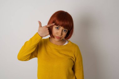 Mutsuz kadın dudaklarını kıvırıyor ve intihar jesti yapıyor, her şeyden bıkmış, sinagogda elle çekim yapıyor, stüdyo arka planına karşı izole edilmiş. Kapalı mekanda kadın hareketleri, kendini öldürmeye çalışır.