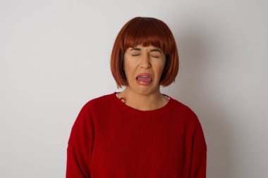 Negatif insan ifadeleri ve tavırları. Kızgın, tatminsiz bir kadın iğrenç bir ifadeye sahiptir. Çünkü çekici olmayan bir şey görür. Surat asar, beyaz arka planda soyutlanır. Güvensizlik ve nefret