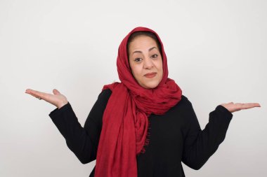 Kafası karışmış, kolları açık, omuzlarını silkip 