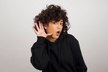 - Aman Tanrım! Çok komik. Ağzını kocaman açtın, kaşlarını kaldırdın ve göz kapaklarını açtın. Kulağına yakın ellerle dedikoduları dinlemeye çalıştın..