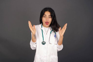 Belki evet ya da hayır. Doktorun şaşkınlık içinde omuz silkip karar vermeye çalıştığını ve gri beton duvardan neyi izole etmek istediğini anlamadığını düşünüyorum. Tereddüt ve belirsizlik.