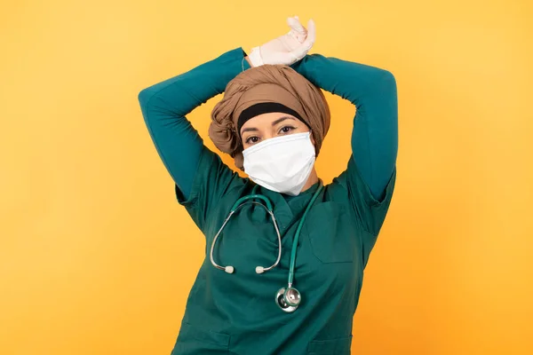 Portrait Belle Femme Arabe Médecin Masque Visage Regarde Avec Excitation — Photo