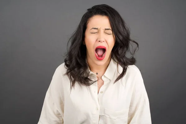 Mooie Brunette Vrouw Gekleed Terloops Huilen Staande Tegen Grijze Achtergrond — Stockfoto