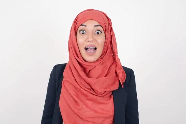 Emotiv Vacker Muslimsk Kvinna Bär Svart Blazer Och Hijab Glad — Stockfoto