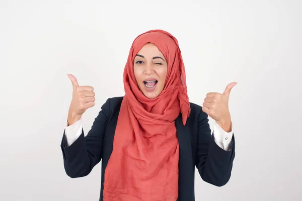 Close Bela Mulher Muçulmana Usa Blazer Preto Hijab Isolado Fundo — Fotografia de Stock