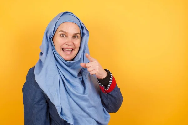 Podívej Támhle Krásná Muslimka Středního Věku Hidžábu Ukazuje Pryč Usmívá — Stock fotografie