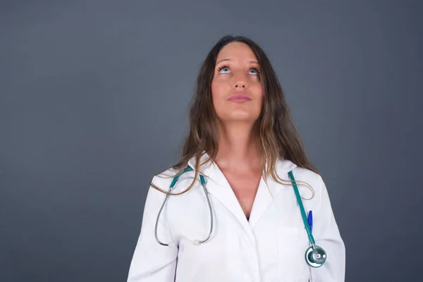 Retrato Misterioso Encantador Médico Mulher Com Cabelos Lisos Olhando Para — Fotografia de Stock