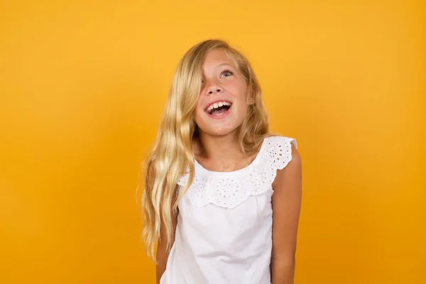 Carina Ragazza Guardando Sfondo Giallo — Foto Stock