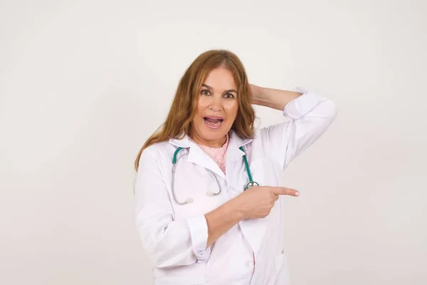 Joyful Pretty Mature Caucasian Doctor Woman Wearing Medical Uniform Demonstrates — Stock Photo, Image