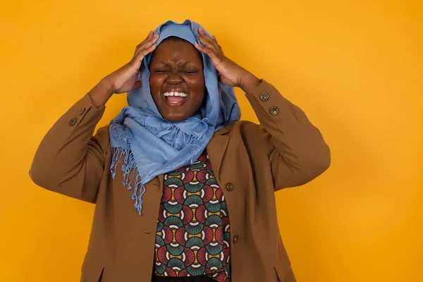 Pánico Conmocionado Mujer Musulmana Afroamericana Vestida Con Ropa Elegante Agarrada —  Fotos de Stock
