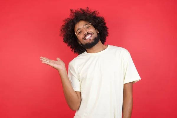 Joven Con Pelo Afro Mostrando Mano Contra Pared Roja — Foto de Stock