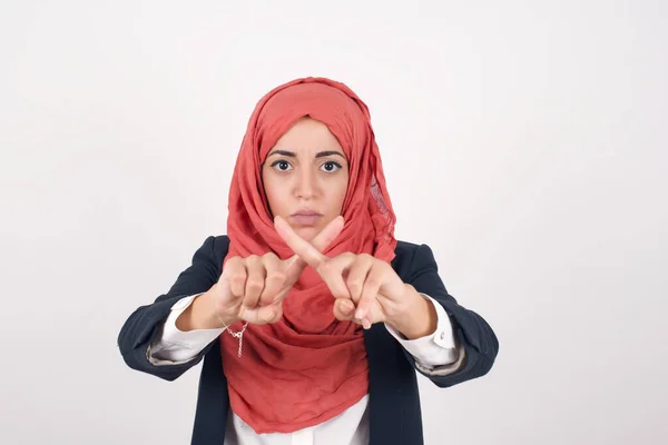 Mulher Muçulmana Bonita Usa Blazer Preto Hijab Sobre Fundo Isolado — Fotografia de Stock