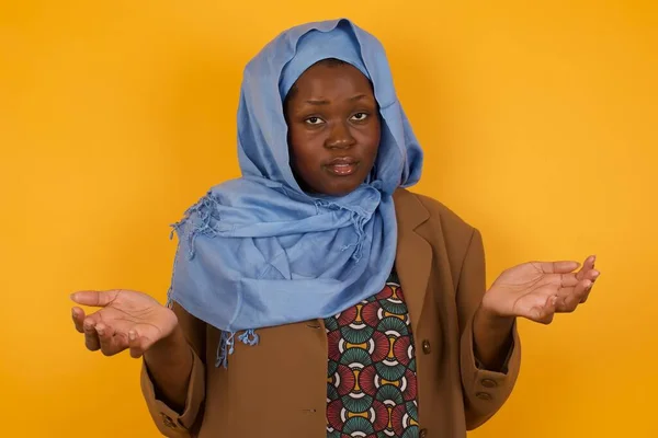 Porträt Der Schönen Afroamerikanischen Muslimischen Frau Sieht Unsicher Aus Frage — Stockfoto