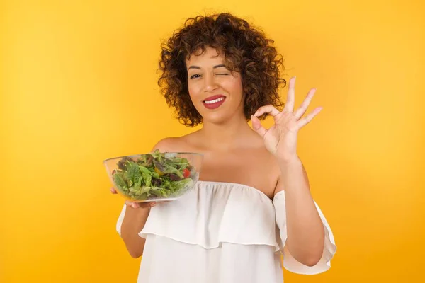 Froh Attraktive Arabische Frau Mit Salat Zeigt Zeichen Mit Der — Stockfoto