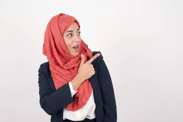 Guarda Bella Bella Donna Musulmana Indossa Giacca Nera Hijab Indicando — Foto Stock