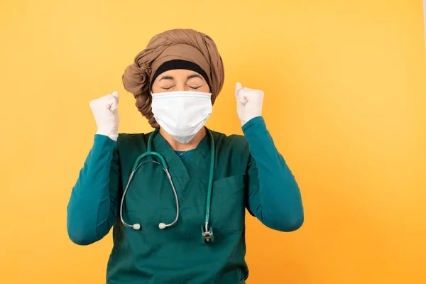 Νεαρή Όμορφη Μουσουλμάνα Γιατρός Πράσινη Ιατρική Στολή Χαίρεται Την Επιτυχία — Φωτογραφία Αρχείου