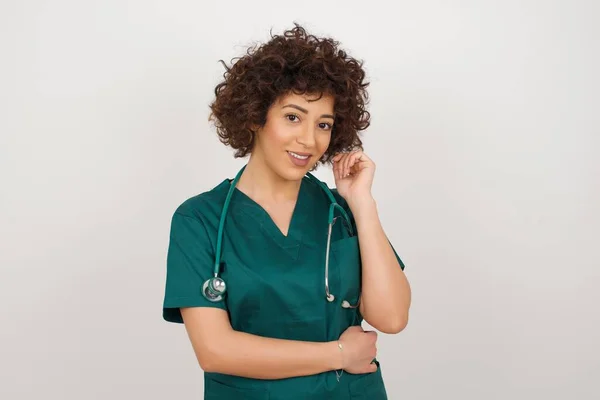 Bild Glada Vackra Arabiska Läkare Kvinna Bär Medicinsk Uniform Står — Stockfoto