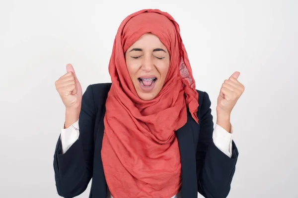 Mulher Muçulmana Bonita Usa Blazer Preto Hijab Alegrando Seu Sucesso — Fotografia de Stock