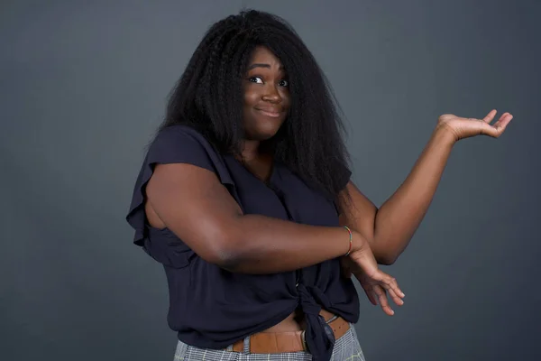 Güzel Afro Amerikalı Bir Kadın Iki Eliyle Tuhaf Bir Şey — Stok fotoğraf