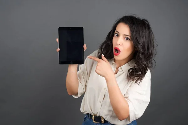 Mulher Morena Bonita Mostrando Tablet Contra Fundo Cinza — Fotografia de Stock